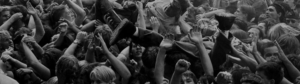 Rotten thorns - crowd